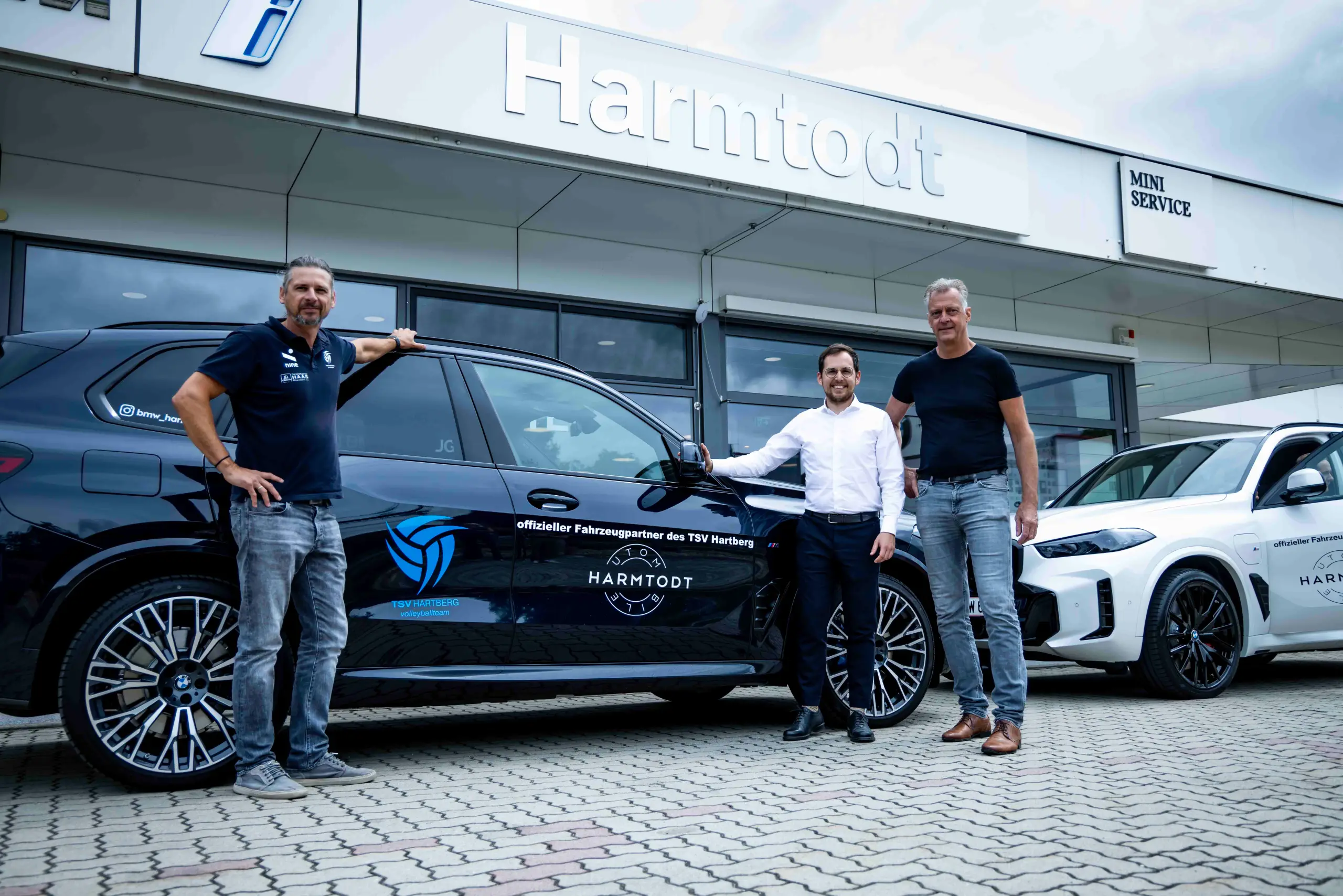 Neue Power auf und neben dem Spielfeld: Autohaus BMW Harmtodt ist offizieller Fahrzeugpartner des TSV Hartberg Volleyball!