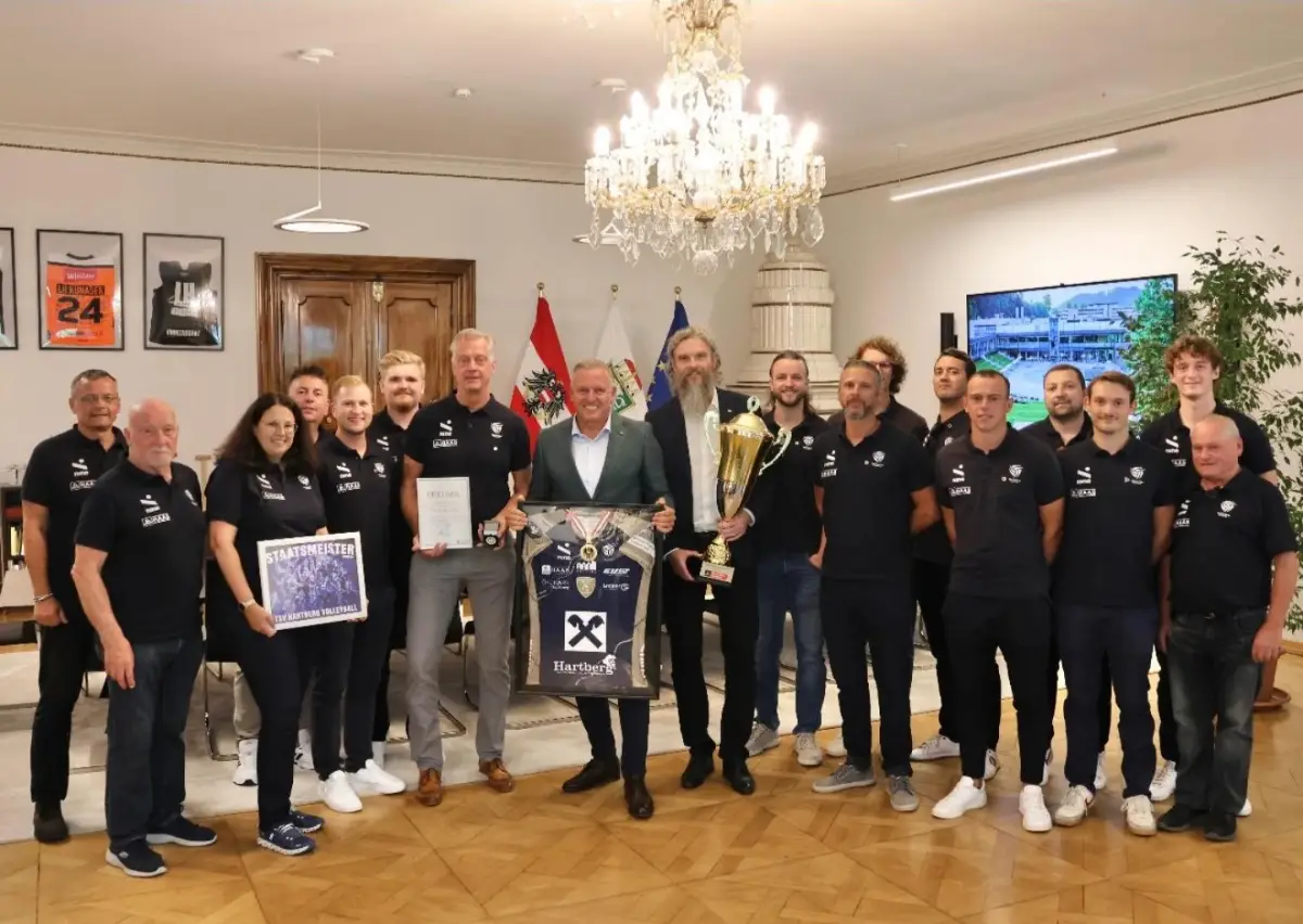 Landeshauptmann Mario Kunasek ehrt TSV Hartberg Volleyball in der Grazer Burg